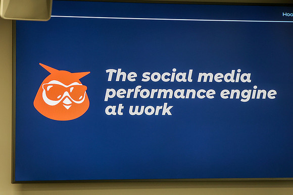 Hootsuite & AI-6